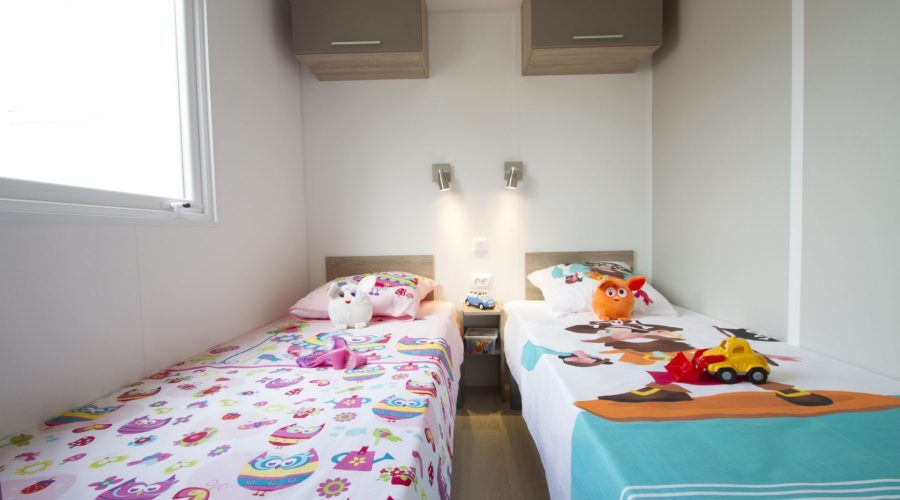 Vue d'un chambre pour enfant dans un mobil home à Vias : domaine sainte veziane