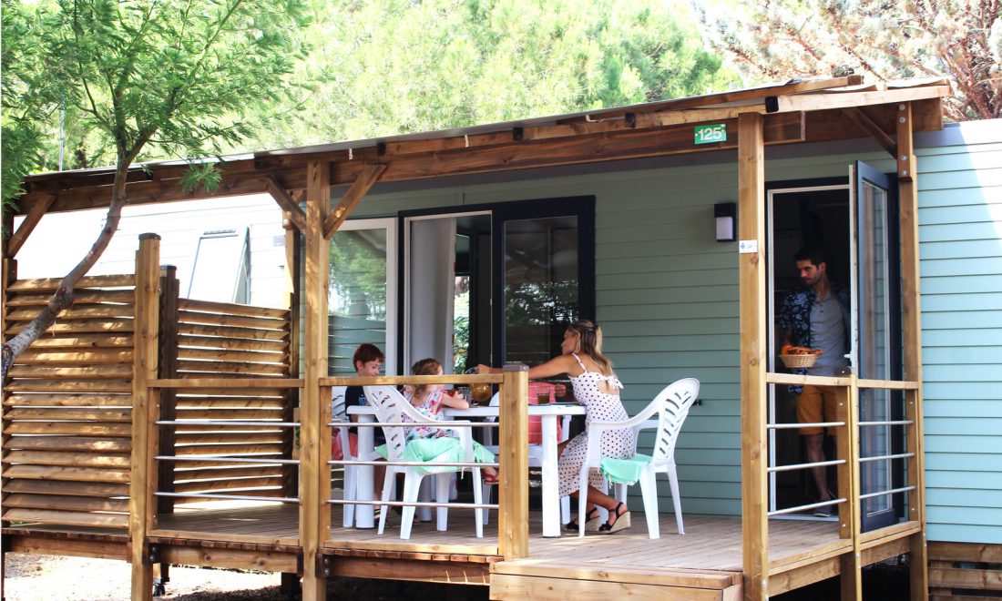 Terrasse mobil home premium, location dans l'Hérault au Domaine Sainte Veziane